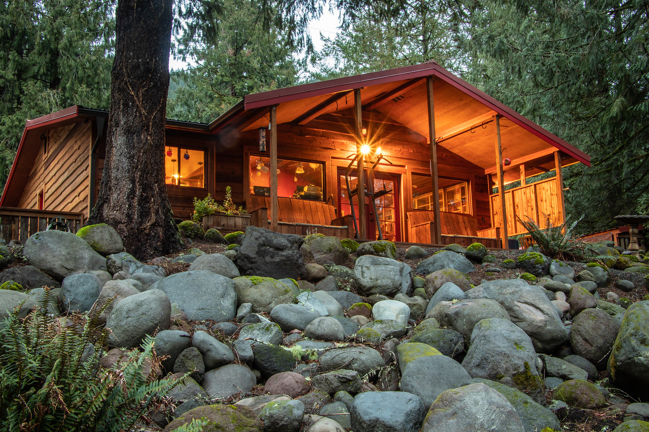 One level Ranch Craftsman Style home on the Sandy River