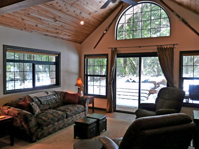 Zig ZagRiverfront Cabin with vaulted ceilings