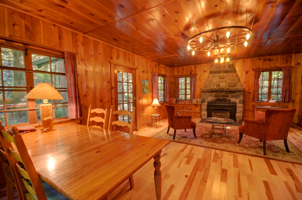 Rhododendron Oregon Log Cabin near the Zig Zag River