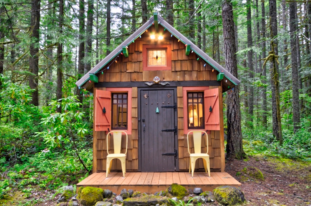 Mt. Hood Camp Creek cabin outbuilding